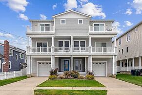 Sunny Brigantine Townhome: Walk to Beach