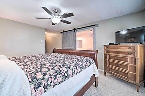 Lake Livingston Hideaway w/ Dock + Gas Grill!