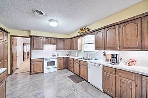 Lake Livingston Hideaway w/ Dock + Gas Grill!