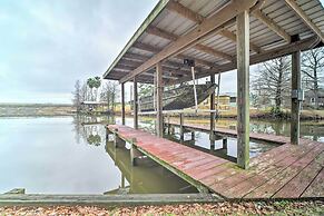 Lake Livingston Hideaway w/ Dock + Gas Grill!