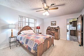 Lake Livingston Hideaway w/ Dock + Gas Grill!