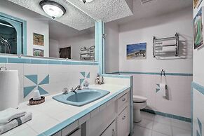 Lake Livingston Hideaway w/ Dock + Gas Grill!