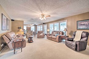 Lake Livingston Hideaway w/ Dock + Gas Grill!