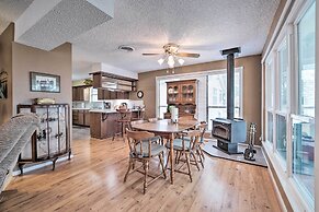 Lake Livingston Hideaway w/ Dock + Gas Grill!