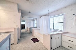 Lake Livingston Hideaway w/ Dock + Gas Grill!