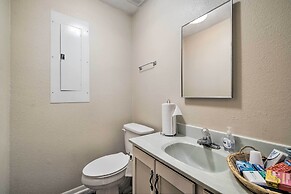 Lake Livingston Hideaway w/ Dock + Gas Grill!