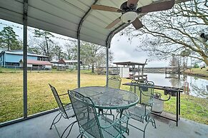 Lake Livingston Hideaway w/ Dock + Gas Grill!