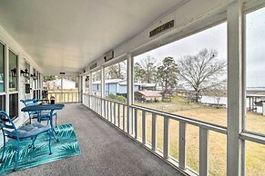 Lake Livingston Hideaway w/ Dock + Gas Grill!