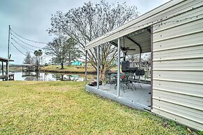 Lake Livingston Hideaway w/ Dock + Gas Grill!