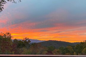 Gorgeous Franklin Getaway w/ Deck, Mountain Views!
