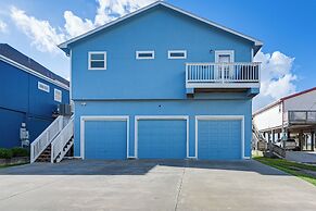 On Galveston Bay: Spacious Home w/ Pier & Grills!