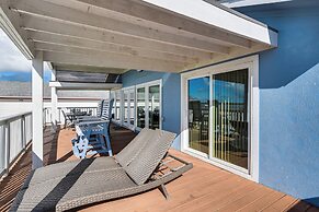 On Galveston Bay: Spacious Home w/ Pier & Grills!