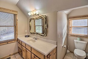 The Captains Quarters in Rogers w/ Covered Porch!