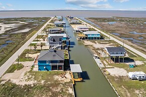 Waterfront Freeport Home w/ Boat Dock Access!