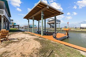 Waterfront Freeport Home w/ Boat Dock Access!