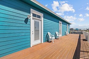 Waterfront Freeport Home w/ Boat Dock Access!