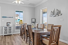 Waterfront Freeport Home w/ Boat Dock Access!