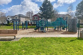 Spacious Kent Home Near Seatac Airport w/ Patio