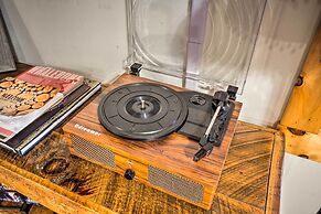 Murphy Family Cabin w/ Fire Pit & Forest Views!