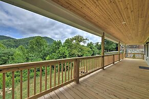 Waynesville Smart Cabin: 2 Decks + Mtn Views!