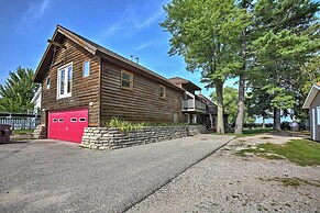 Quaint Studio w/ Shared Beach: Walk to Suttons Bay