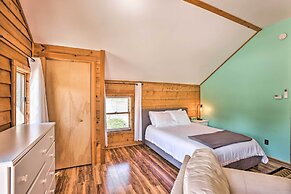 Quaint Studio w/ Shared Beach: Walk to Suttons Bay