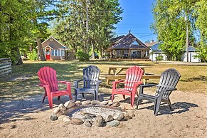 Quaint Studio w/ Shared Beach: Walk to Suttons Bay