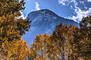 'marble Hideaway' Cabin w/ Mountain Views + Deck!