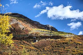 'marble Hideaway' Cabin w/ Mountain Views + Deck!