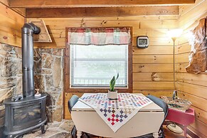 Cozy Pelsor Cabin w/ Mountain & Valley Views!