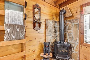 Cozy Pelsor Cabin w/ Mountain & Valley Views!