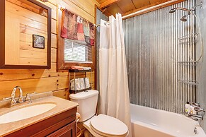 Cozy Pelsor Cabin w/ Mountain & Valley Views!