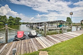 Balcony & Lake Access: Hot Springs Getaway!
