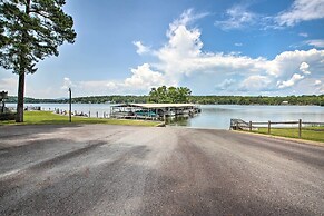 Balcony & Lake Access: Hot Springs Getaway!
