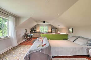 Barn-like Studio Suite w/ Flowering Garden!