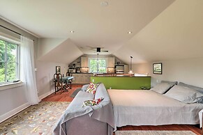 Barn-like Studio Suite w/ Flowering Garden!