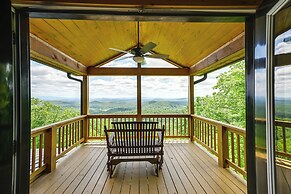 Hot Tub & Game Room: Mountaintop Cabin in Murphy!