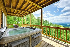 Hot Tub & Game Room: Mountaintop Cabin in Murphy!
