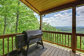 Hot Tub & Game Room: Mountaintop Cabin in Murphy!