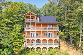 Hot Tub & Game Room: Mountaintop Cabin in Murphy!