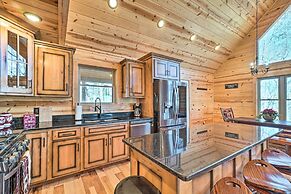 Hot Tub & Game Room: Mountaintop Cabin in Murphy!
