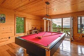 Hot Tub & Game Room: Mountaintop Cabin in Murphy!