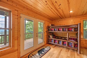 Hot Tub & Game Room: Mountaintop Cabin in Murphy!