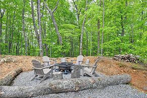 Hot Tub & Game Room: Mountaintop Cabin in Murphy!