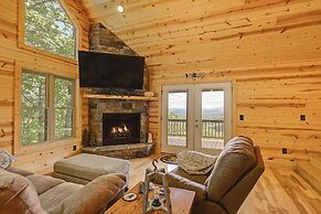 Hot Tub & Game Room: Mountaintop Cabin in Murphy!