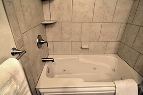 Red River Home w/ 2 Balconies - 1 Block to Main St