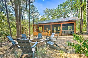 Chic Broken Bow Cabin With Hot Tub & Gas Grill!