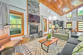 Chic Broken Bow Cabin With Hot Tub & Gas Grill!