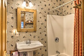 River Access + Mtn Views: Cullowhee Lodge!