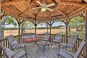 Lovely Pottsboro Home w/ Patio & Fire Pits!